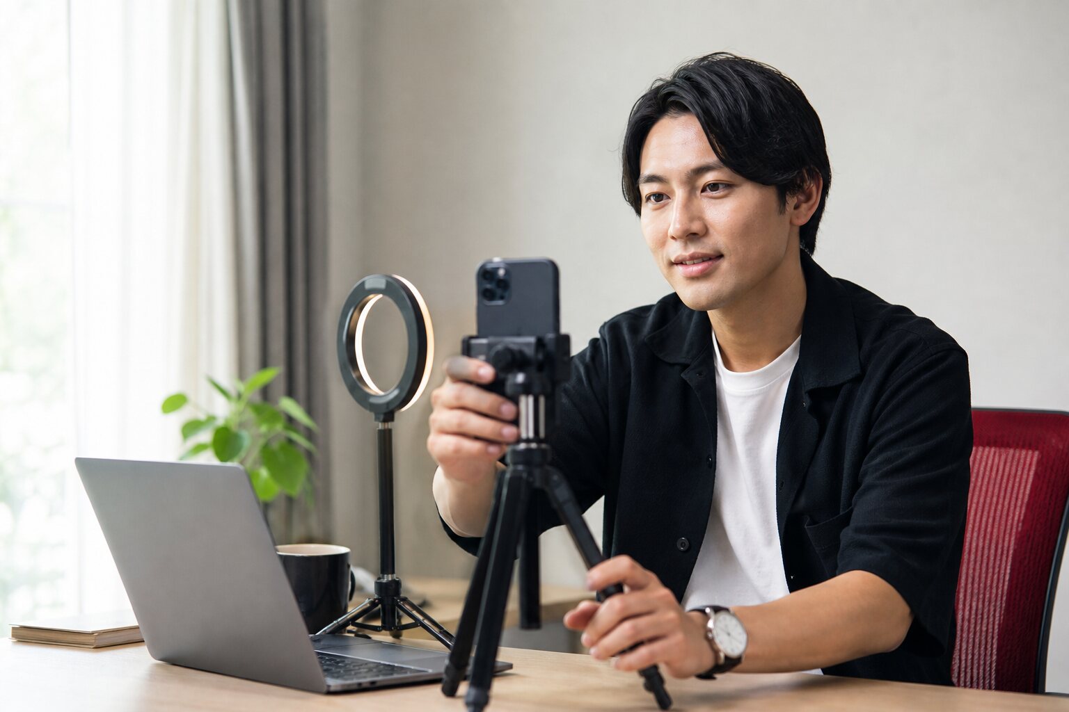 自宅でスマートフォン撮影を準備するSNSクリエイター