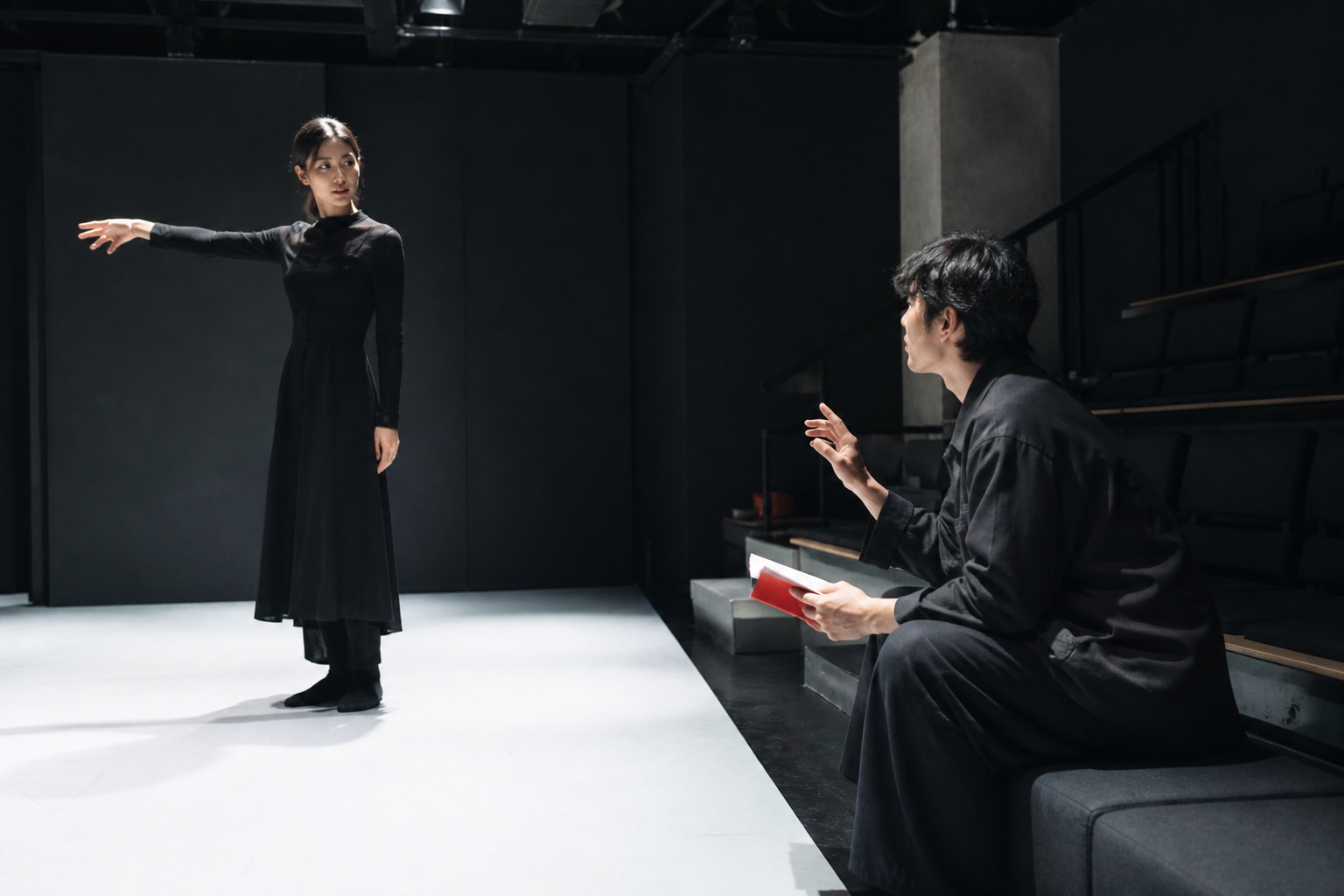 舞台稽古で対話を重ねる演者とディレクターのイメージ